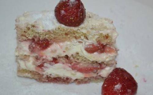 Йогуртово-клубничный - лёгкий белый бисквит, пропитанный ванильным сиропом, йогуртово-клубничный крем с кусочками клубники. Нежная, легкая начинка.