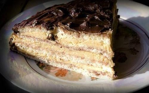 Золотой ключик - белый бисквит, пропитанный ванильным сиропом, нежный сливочный крем со сгущёнкой, по желанию с орехами и коньяком.