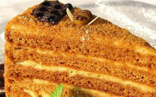 Медовик – медовые коржи, пропитанные ванильным кремом на основе сметаны (можно с добавлением грецких орехов, чернослива, вишни).