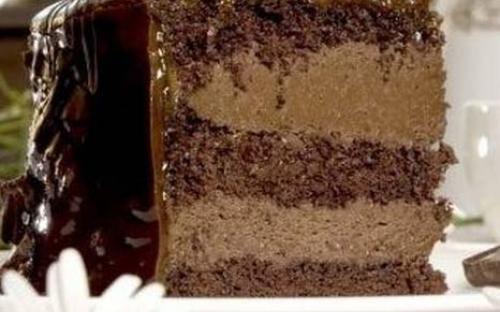 Трюфельный - шоколадный бисквит, пропитанный трюфельным сиропом, насыщенный трюфельный крем