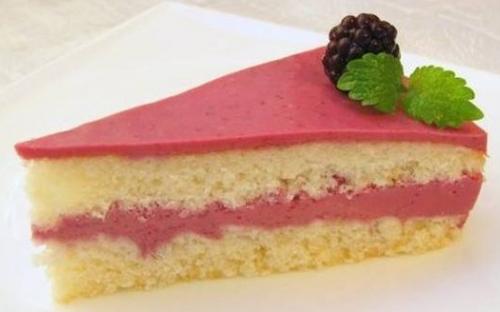 Смородиновый - белый бисквит, пропитанный ванильным сиропом, смородиновый мусс.