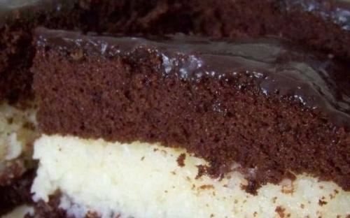 Шоколадно-кокосовый - шоколадный бисквит, пропитанный кокосовым сиропом, сливочный крем с кокосом и белым шоколадом.