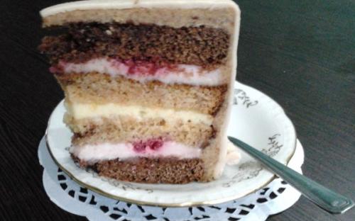 Торт "Соблазн" - бисквит на основе белого и черного шоколада с нежным малиновым кремом и малиновой пропиткой , а так же изысканный лимонный крем и лимонный курд, которые придают этому торту соблазнительные нотки.