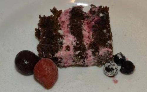 Шоколадно-ягодный - шоколадный бисквит, пропитанный ягодным сиропом, ягодный мусс из клубники, смородины и вишня.