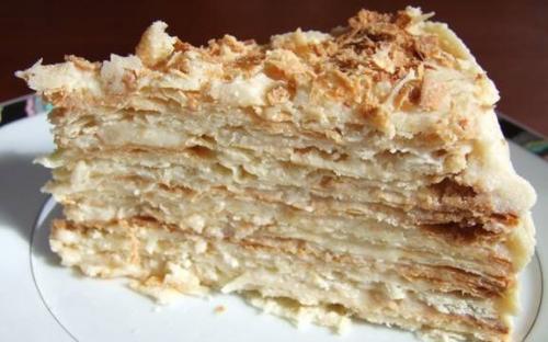 Наполеон – воздушное слоенное тесто с лёгким заварным кремом.