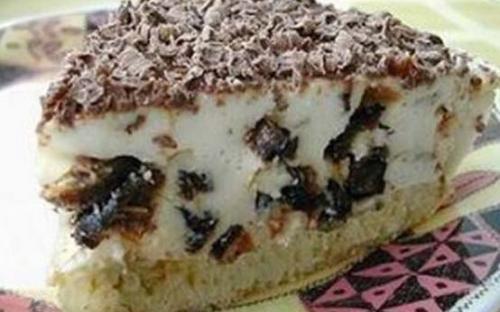 Чернослив - белый бисквит, пропитанный ванильным сиропом, нежный сливочный крем с черносливом, по желанию с орехами.