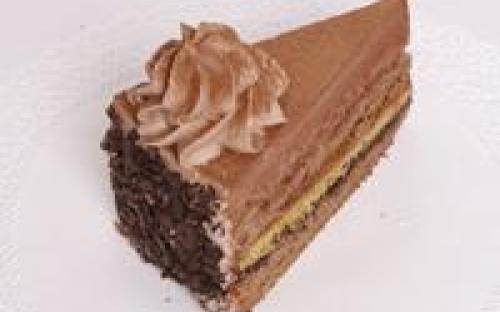 Бисквитный торт с шоколадным муссом, прослоенный ореховым пралине.