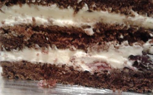Торт «Шоколадно-вишневый» - шоколадный бисквит, пропитанный вишневым сиропом (по желанию с коньяком), взбитые сливки с вишней