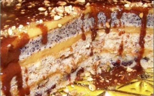 Каприз – три коржа – ореховый, изюмный и маковый, пропитанные кремом на основе сметаны и сгущёнки.