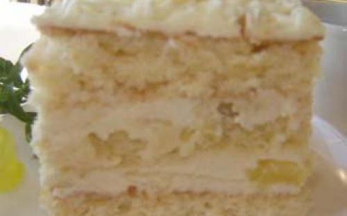 Торт " Кокосово-ананасовый" - светлый кокосовый бисквит, пропитанный ананасовым сиропом, с кремом из сливочного сыра с кусочками ананасов