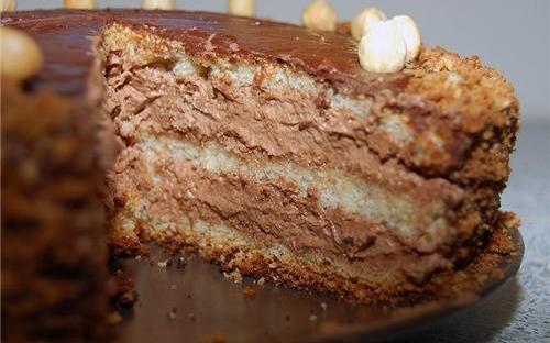 Торт «Трюфельный» - ореховый бисквит, пропитан сиропом (по желанию с коньяком), трюфельный крем: нуга, чёрный шоколад, сливки.