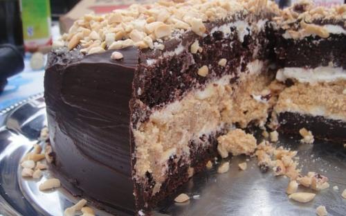 Торт «Сникерс» - шоколадный бисквит, взбитые сливки, прослойка из вареной сгущенки с маслом , орехами (орехи на выбор).