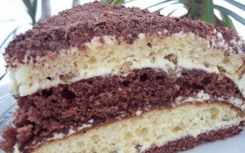 Сметанник – шоколадный и белый бисквиты, пропитанные нежным кремом на основе сметаны (можно с добавлением грецких орехов, чернослива, вишни).