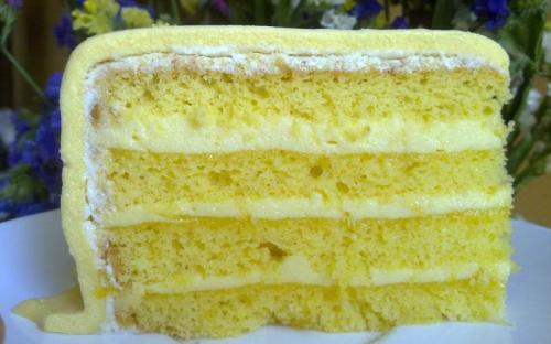 Лимонно-шоколадный - бисквит из белого шоколада с лимонной пропиткой и лимонным кремом.