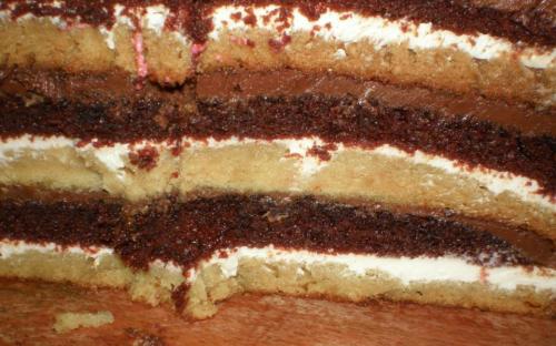 Торт «Сметанный рай» - шоколадный и ванильный коржи, ванильно-сметанный крем (по желанию с добавлением орехов и кусочками шоколада) и шоколадно- сливочный