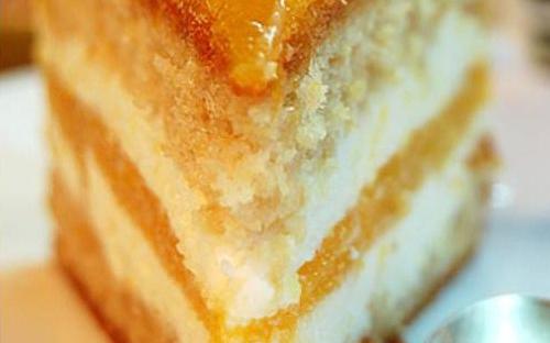 Персиковый - белый бисквит, пропитанный персиковым сиропом, нежный сливочный крем с кусочками персика.