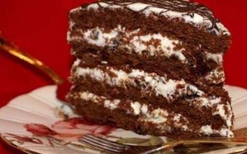 Шоколадный с черносливом - шоколадный бисквит, пропитанный ванильным сиропом, нежный сливочный крем с черносливом.