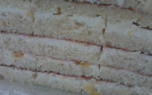 Торт «Апельсиновый» -апельсиновый бисквит с белым шоколадом и апельсиновой цедрой, пропитан цитрусовым сиропом, крем сливочно-лимонный с кусочками апельсина.