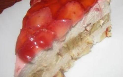 Клубнично-банановый - лёгкий белый бисквит, пропитанный ванильным сиропом, сливочно-банановый крем с кусочками клубники.