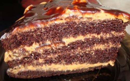 Шоколадно-ореховый - шоколадный бисквит, пропитанный ванильным сиропом, нежный сливочный крем со сгущёнкой и орехами. Дети очень любят.