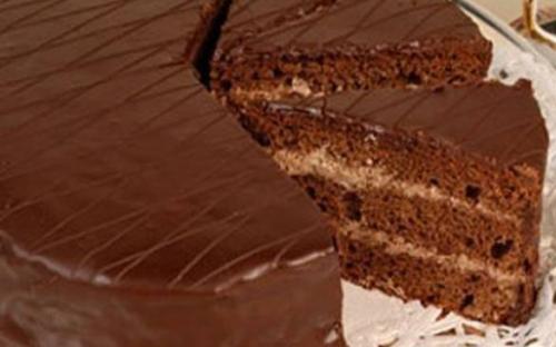 Пражский - шоколадный бисквит, пропитанный кофейно-коньячным сиропом, шоколадный масляный крем с коньяком.