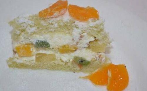 Фруктовый - белый бисквит, пропитанный фруктовым сиропом, нежный сливочный крем с кусочками фруктов (ананас, персик, апельсин – можете менять фрукты по вашему вкуса).