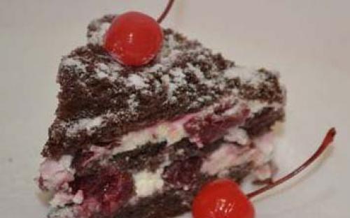 Шварцвальский - шоколадный бисквит, пропитанный вишнёвым сиропом, нежный сливочный крем и вишня (можно добавить пропитку коньяком).