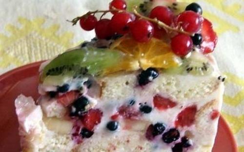 Ягодный - белый бисквит, пропитанный ванильным сиропом, нежный сливочный крем с добавлением ягод (клубника, смородина, вишня). Тортик с кислинкой.