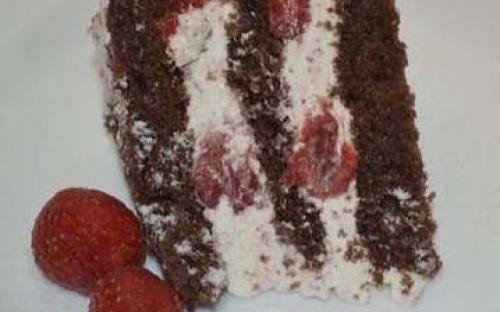 Шоколадно-клубничный - шоколадный бисквит, пропитанный клубничным сиропом, нежный клубничный мусс с кусочками клубники.