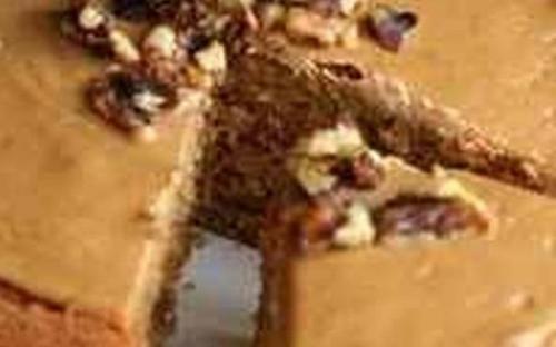 Кофейно-ореховый - белый бисквит, пропитанный кофейным сиропом, нежный сливочный крем со сгущёнкой и орехами.