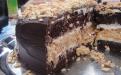 Торт «Сникерс» - шоколадный бисквит, взбитые сливки, прослойка из вареной сгущенки с маслом , орехами (орехи на выбор).