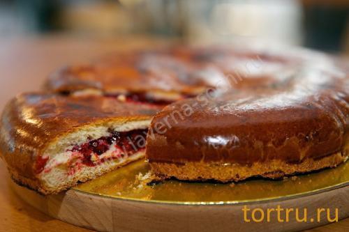 Пирог с вишней, кондитерская Лаверна